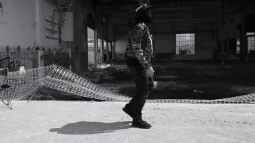 Les sneakers Y3 noires portées par Kekra dans son clip CLS 