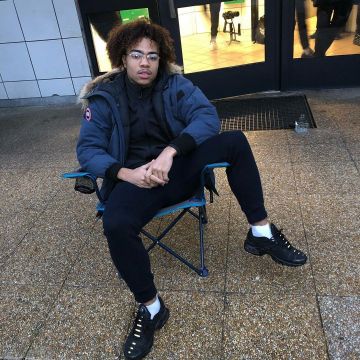 La paire de sneakers noire Nike portée par Gambi sur son compte Instagram @gambinojetski