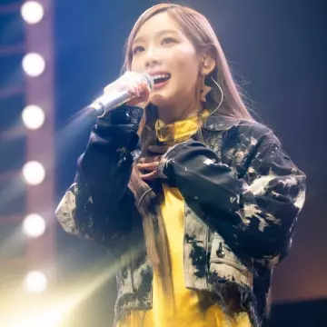 La robe dorée à col roulé portée par Taeyeon sur le compte Instagram de @ty_starrysky_3914