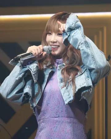 La robe violette portée par Taeyeon sur le compte Instagram de @pink.kard