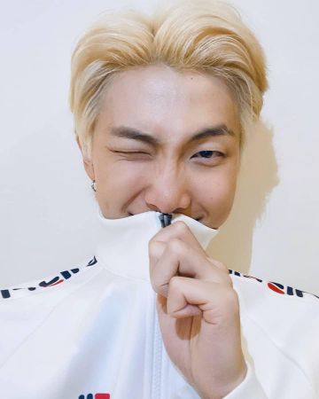 The jacket Fila white worn by RM on the account Instagram of @rm_bighitentertainment