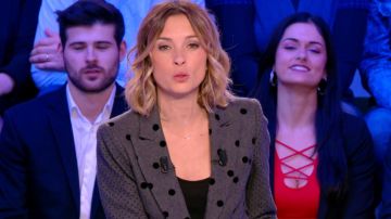 Chaqueta blazer de lunares gris/negro de Isabelle Ithurburu en Canal Rugby Club el 01.12.2019