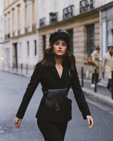 Mini alforja negra de Paola Alberdi en la cuenta de Instagram @paolaalberdi
