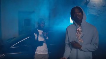 Givenchy Bleu clair Icare Graphic Hoodie de Polo G dans le Quando Rondo - Merveilleux (ft. Polo G) [Official Music Video]