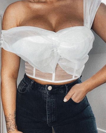 Or­gan­za Cropped Blouse of Jessica Shears on the Instagram account @jessica_rose_uk