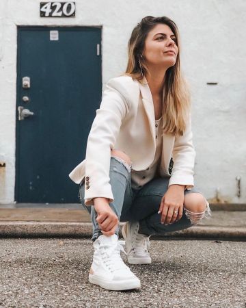 Zapatillas de panel de cuero de Gaby Coburn en la cuenta de Instagram @gabycoburn
