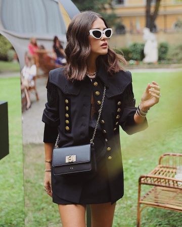 Black Mil­i­tary Jack­et of Paola Alberdi on the Instagram account @paolaalberdi