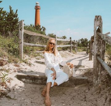 Lace Up Top White de Maggie en la cuenta de Instagram @maggiestories