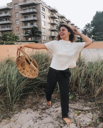 Bolso de rafia marrón de Gaby Coburn en la cuenta de Instagram @gabycoburn