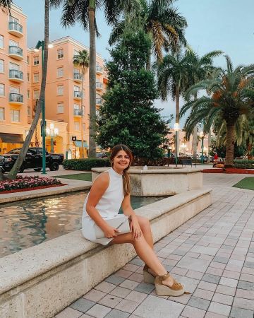 Vestido de cuello Perkins de Gaby Coburn en la cuenta de Instagram @gabycoburn