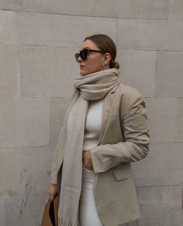 Cream Oversized Scarf of Alix on the Instagram account @icovetthee