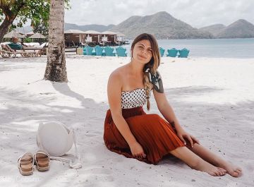Red Pleat­ed Skirt of Gaby Coburn on the Instagram account @gabycoburn