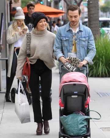 Free People Back To The Basics Chunky Knit Beanie usado por Hilary Duff Beverly Hills noviembre 30, 2019