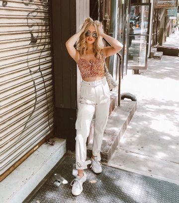 Top de leopardo rojo de Maggie en la cuenta de Instagram @maggiestories