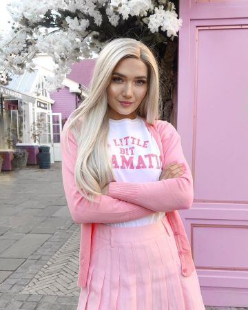 Fine knit cardi­gan of Roxi on the Instagram account @roxxsaurus