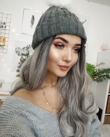 Suéter de cultivo gris de punto de Roxi en la cuenta de Instagram @roxxsaurus