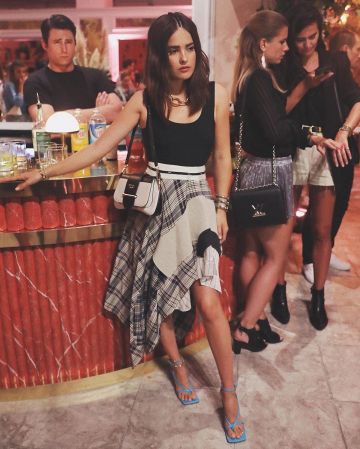 Plaid Jupe en Crêpe de Paola Alberdi sur l'Instagram account @paolaalberdi