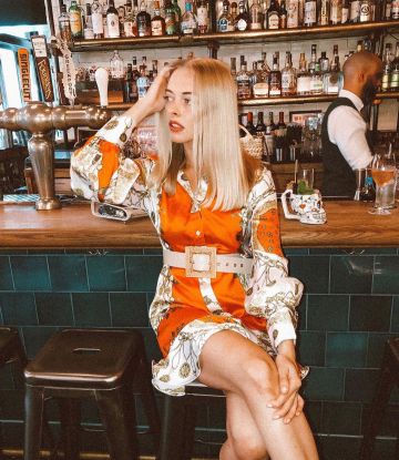 Vestido camisero de Maggie en la cuenta de Instagram @maggiestories