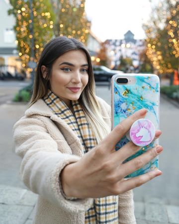 Abrigo de piel sintética crema de Roxi en la cuenta de Instagram @roxxsaurus