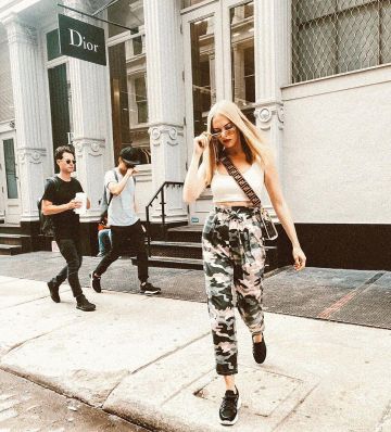 Camo Print Pants de Maggie en la cuenta de Instagram @maggiestories