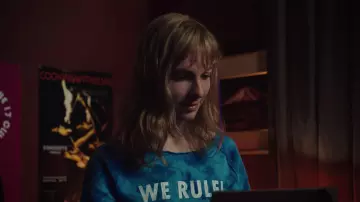 The t-shirt sweatshirt blue tie-dye faded We Rule ! worn by Sam (Jeremy Gillet) in Mytho-Season 1 Episode 1