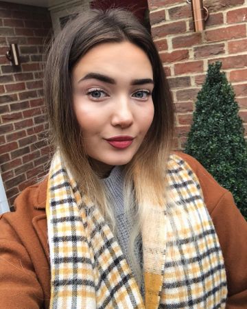 Abrigo marrón de Roxi en la cuenta de Instagram @roxxsaurus