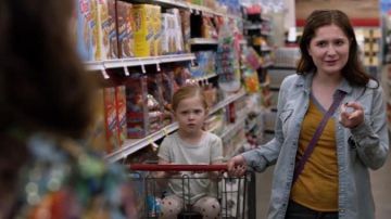 Nous avons Le Libre Frenchie Ringer Tee porté par Debbie Gallagher (Emma Kenney) dans Shameless Saison 10, Épisode 04