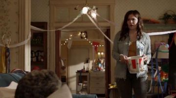 La chance de la Marque de Denim Shirt porté par Debbie Gallagher (Emma Kenney) dans Shameless Saison 10, Épisode 04