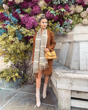 Brown Longline Duster Coat of Roxi en la cuenta de Instagram @roxxsaurus
