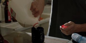 Urban Outfitters Céleste Chaleur Réactive 20 oz Tasse porté par Lip Gallagher (Jeremy Allen White) dans Shameless Saison 10, Épisode 04