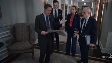 Alexander Mcqueen Flared Pin­striped Wool Trousers worn by Elizabeth McCord (Téa Leoni) in Madam Secretary Season 6 Episode 9