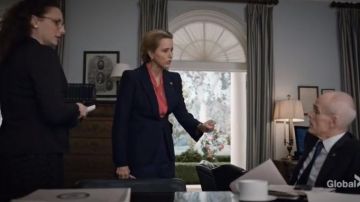 Alexander McQueen Ex­ag­ger­at­ed Shoul­der Blaz­er Jack­et worn by Elizabeth McCord (Téa Leoni) in Madam Secretary Season 6 Episode 9