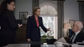 Alexander McQueen Ex­ag­ger­at­ed Shoul­der Blaz­er Jack­et worn by Elizabeth McCord (Téa Leoni) in Madam Secretary Season 6 Episode 9