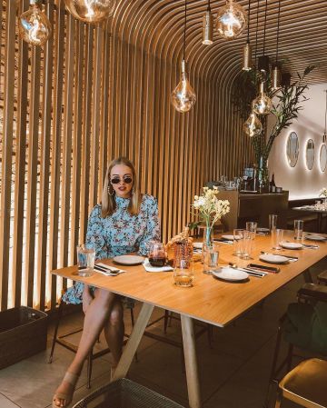 Vestido floral de Maggie en la cuenta de Instagram @maggiestories