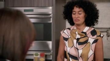 Marc Jacobs Imprimé en Soie Drapé de la Robe de Cou porté par arc-en-ciel Johnson (Tracee Ellis Ross), en black-ish Saison 6 Épisode 9