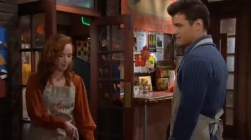 Bcbgmaxazria Plissé Épaule Wrap Top porté par Mariah Copeland (Camryn Grimes) comme on le voit sur les Jeunes et Les Agités du 28 novembre 2019