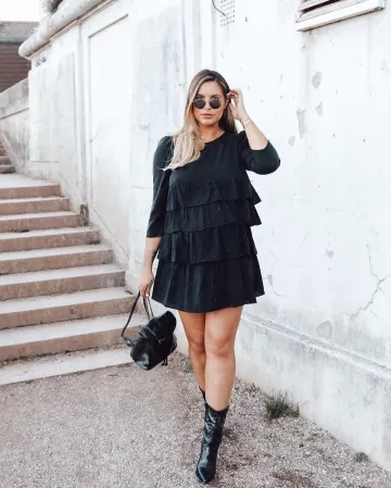 Round Met­al Sun­glass­es Lens­es of Jessica Shears on the Instagram account @jessica_rose_uk