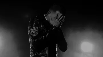 La veste en cuir noir avec écusson en or Richard Valentine Paris porté par Mister You dans son clip Daphné