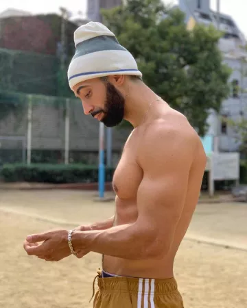El sombrero Lacoste y los pantalones de chándal Adidas que lleva Ademo en su cuenta de Instagram @ademoofficiel