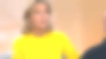 Pullover round neck 100% cashmere yellow Claire Chazal in Passage of the arts 28.11.2019