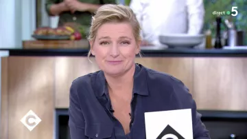 La camisa de seda, dos bolsillos con solapa en el pecho de Anne-Élisabeth Lemoine en C à vous el 02.12.2019