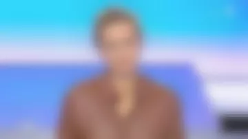 La chemise en cuir orange avec poche poitrine, poignets montants et boutons en nacre griffés de Caroline Roux dans C dans l'air le 02.12.2019