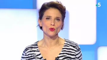 The pullover V-short sleeves-slim tiger Melanie Taravant in C to tell the 02.12.2019