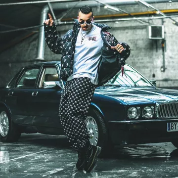 Los pantalones estampados Diesel que usa Usky en la cuenta de Instagram de @uskyvision