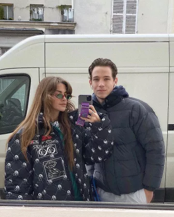Chaqueta negra con estampado diésel de Clara Berry en la cuenta de Instagram de @clara.berry