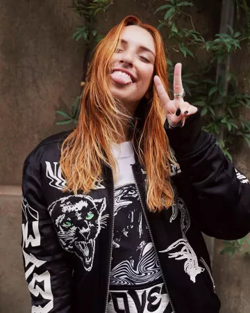 Chaqueta negra de Gwenn con estampados de pantera Diesel en la cuenta de Instagram de @sweetieytb