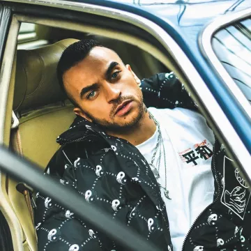 La chaqueta negra con estampado diesel que usó Ushy en la cuenta de Instagram de @uskyvision