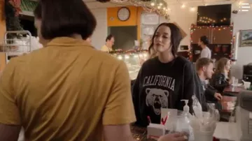 Brandy Melville Black Crew­neck Sweater worn by Jules Wiley (Kat Dennings) in Dollface Season01 Episode06