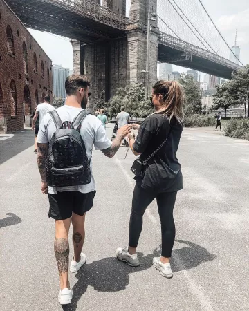 Camiseta de novio en negro de Jessica Shears en la cuenta de Instagram @jessica_rose_uk