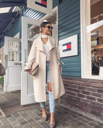Asos Jeans With Ripped Knees of Roxi on the Instagram account @roxxsaurus